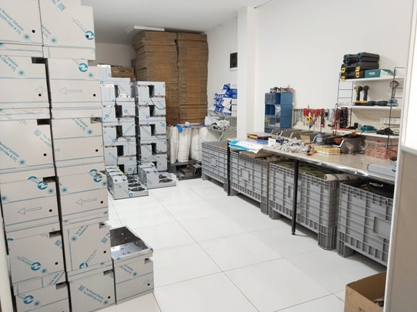 Depoda paketlenmiş ürünler